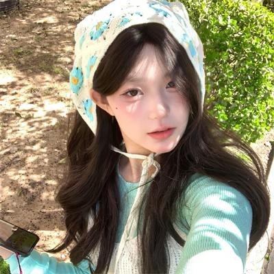玻璃橱窗中的姑娘